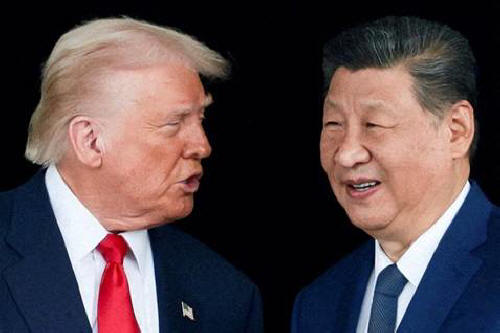 FILE PHOTO: U.S. President Donald Trump and Chinese President Xi Jinping talk as they leave after a bilateral meeting at Gimhae International Airport, on the sidelines of the Asia-Pacific Economic Cooperation (APEC) summit, in Busan, South Korea, October 30, 2025. REUTERS/Evelyn Hockstein/File Photo